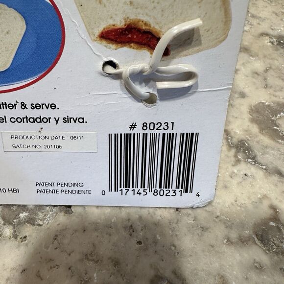 New Wonder Bread Sanwich Seal'r N' Decruster Removes Crust Sandwich Sealer Blue - Picture 3 of 4